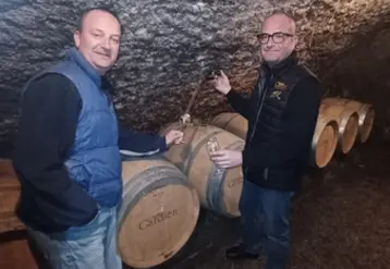 Deux vignerons devant leur production de vin du terroir