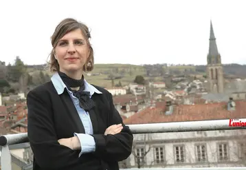 Une jeune femme avec l'église Saint-Géraud en fond