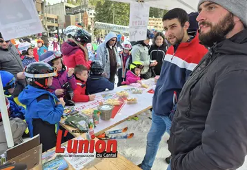 A droite deux hommes et à gauche des enfants avec des casques mangent du fromage