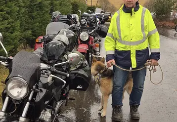 de gauche à droite : des motos, un chien et pascal macheix avec une veste jaune