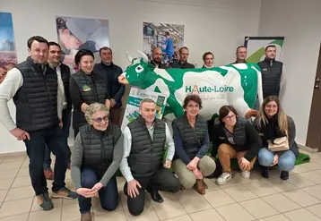 Exposants et organisateurs du stand Haute-Loire devant la mascotte.