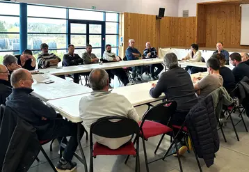 personnes autour d'une table de réunion