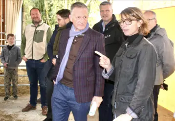Le préfet de Corrèze avec Jeanne Orlianges sur son exploitation 