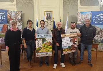 JA et élus de la mairie du Puy-en-Velay ont présenté la Ferme s'invite en ville le 21 mars dernier.