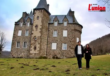 un couple marche dans le parc du jardin de Longevergne