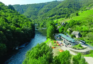 Paysage avec une rivière et des kayak