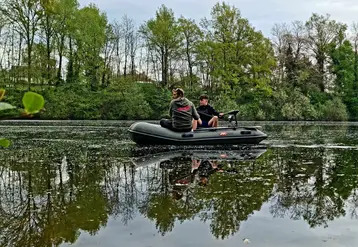 un homme et son fils dans un float tube sur un fleuve