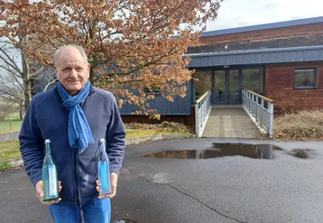 Le président actionnaire Jean Robert devant son entreprise à Saint-Géron.