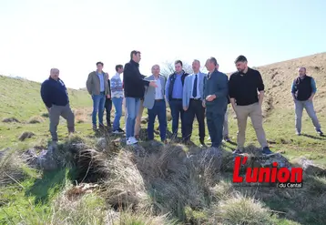 un groupe de personnes en discussion