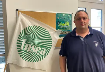 un homme a coté d'un drapeau FNSEA 03