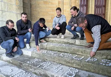 Les JA sur le parvis de la cathédrale