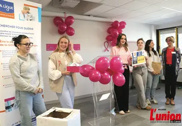 Des jeunes filles qui remettent un chèque