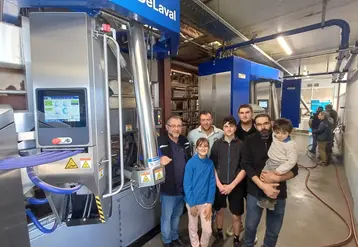 Les associés du Gaec de la Cartalade avec Emmanuel Grange de chez DeLaval devant les 3 robots fraichement installés.