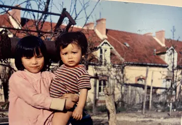 En 1965, Ida Simon Barouh et Pierre-Jean Simon, sociologues, ont immortalisé le quotidien des rapatriés d'Indochine à Noyant-d'Allier, installés dans les anciens logements des corons.