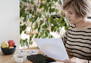 femme dans une maison qui gère des papiers