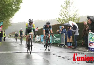 Deux cyclistes sur la ligne d'arrivée.