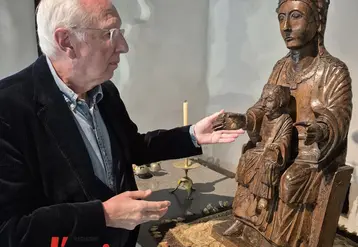Claude Aguttes présente la statue de la vierge.