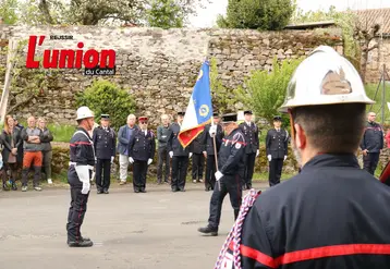un homme avec un casque de pompier. Un homme portant un drapeau marche vers un autre homme. 