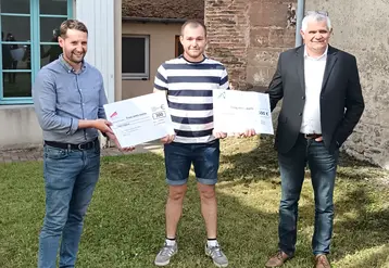 deux présidents remettent chacun un chèque de récompense à un jeune agriculteur