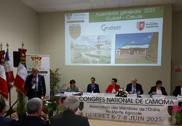 Le président Louis Orenga de Gaffory, entouré de Madame Anne Frackowiak-Jacobs préfète de la Creuse, et Marie Françoise Fournier, maire de Guéret.