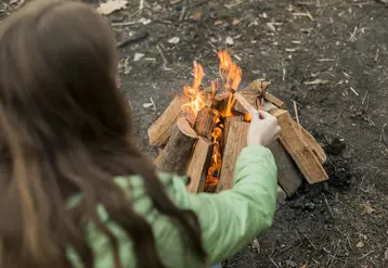 Les feux de camp sont interdit à moins de 200 m des bois et forêts. 