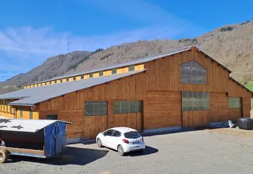 Un bâtiment dit multichapelles. 