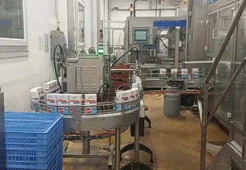 Les briques de lait Gérentes sur la chaine de production.