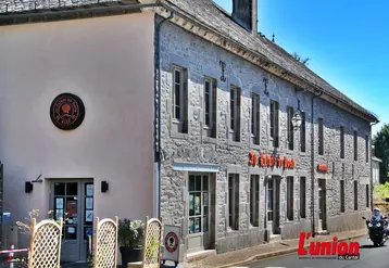 Façade du Relais de Poste à Ally. 