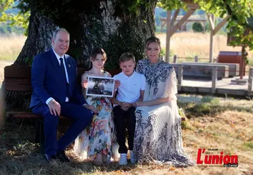 La famille princière de Monaco, à l'ombre d'un tilleul