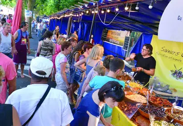 Un marché avec beaucoup de gens.