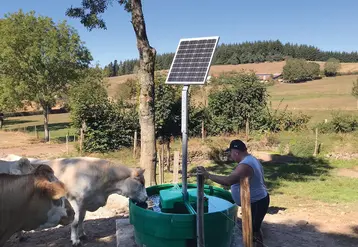 abreuvoir et pompe solaire sur puits