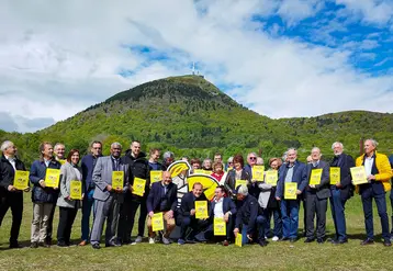 Christian Pruhomme, au centre, a rencontré les élus des communes traversées lors de l’étape du 14 juillet, en mai dernier. 