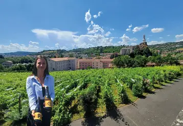 La directrice du Domaine Clos du Paradis avec les deux premières cuvées.