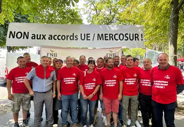 Les éleveurs se sont retrouvés à proximité de l'ambassade du Brésil à Paris.