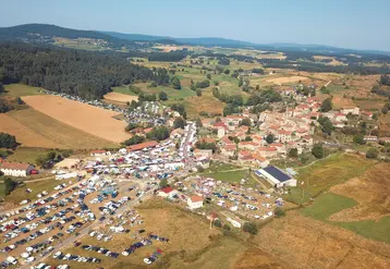 Le jour de la foire, le village de Thoras s'étend...