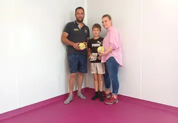 «On peut être en bottes et travailler sur une résine rose !» lance Amandine.Ici en compagnie d'Olivier et de leur fils dans leur laboratoire. 