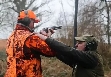 Les candidats au permis de chasse sont soumis à plusieurs épreuves de tir à l'arme.