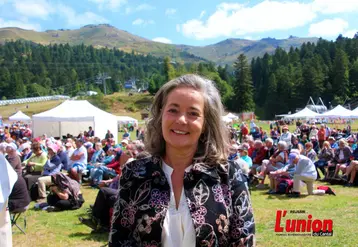 Portrait de Valérie Jousseaume avec en fond une foule colorée sur les pentes du Lioran. 