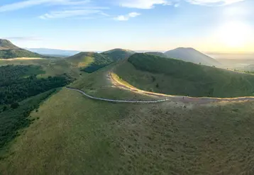 Les volcans de type «	strombolien	», comme ici le puy de Pariou, sont les plus fréquents dans la chaîne des Puys.