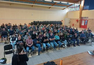 Inquiet du développement de cette maladie sur le territoire, les éleveurs de l'est du département sont venus en nombre à Ste Sigolène.