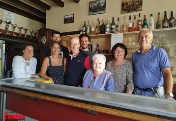 Une famille réunie autour d'un comptoir en zinc.