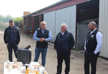 Jérémy Poncet, responsable du groupe lait chez JA Loire ; Patrick Bénézit, président de la FNB ; Jean-Luc Perrin, président de la FDSEA de la Loire ; Jonathan Janichon, président de la section bovine de la FRSEA Aura.