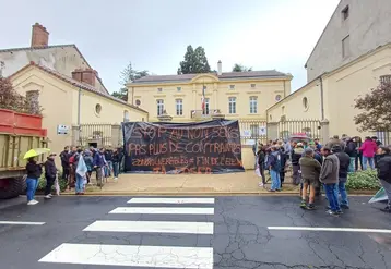 La sous-Préfecture d'Yssingeaux portait les traces du mécontentement des agriculteurs.