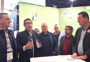 Marc Delage du groupe Carrefour, Daniel Chevreul, directeur général de Terralacta, Jacques Cornelissen, président de Coopal, Laurent Bascoulergue, vice-président de Coopal, Pascal Lerousseau, président de la Chambre d'agriculture de la Creuse et Daniel Couderc, président de la Chambre d'agriculture de la Corréze.