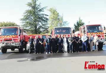 Des camions de pompiers, avec des pompiers et des alcnes à incendie