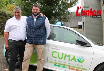 deux hommes devant une voiture siglée FDcuma du Cantal. 