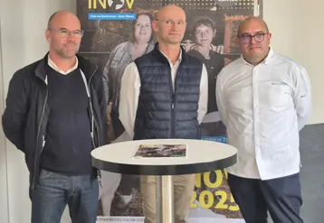 Samuel Hérault, président de Capr'Inov entouré de Florent Simmonet (Niort Agglo) et de Romain Chollet (Chollet Traiteur), partenaires du salon