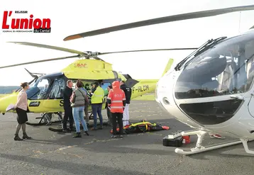 Deux hélicoptères sur une piste d'aéroport.