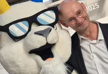 Capr'Icieuse, nouvelle mascotte du salon, ici aux côtés de Samuel Hérault, président du Capr'Inov, a fait sensation sur le salon.