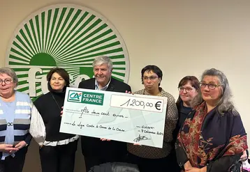 Michèle Lorcerie, secrétaire générale de la Ligue contre le Cancer de la Creuse, Laurence Taillandier administratrice de la Ligue contre le Cancer de la Creuse, Dr Georges Chata, président de la Ligue contre le Cancer de la Creuse, Séverine Bry, présidente de la Commission des Agricultrices de la FDSEA de la Creuse, Edith Gilet, vice-présidente de la Commission des Agricultrices de la FDSEA de la Creuse, Véronique Goût, membre de la Commission des Agricultrices de la FDSEA de la Creuse.